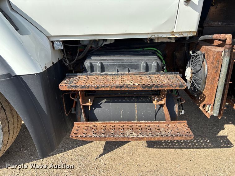 image for item FB2990 2007 International 7500 SFA dump truck