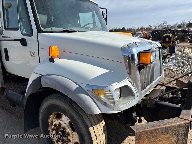 image for item FB2990 2007 International 7500 SFA dump truck