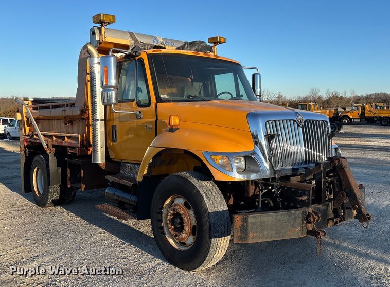 image for item FB2992 2005 International 7400 dump truck