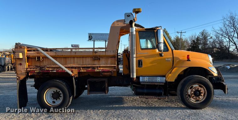 image for item FB2992 2005 International 7400 dump truck