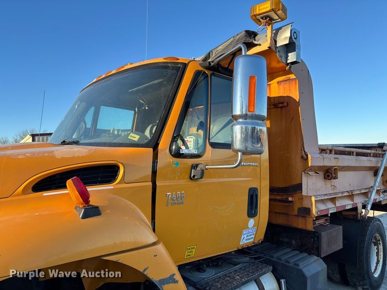 image for item FB2992 2005 International 7400 dump truck