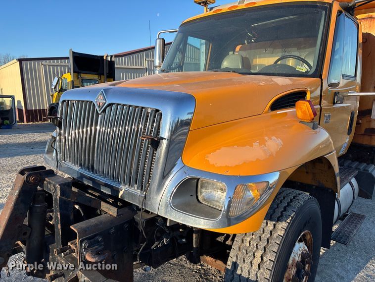 image for item FB2992 2005 International 7400 dump truck