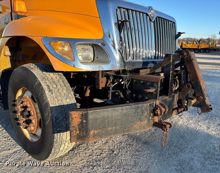 image for item FB2992 2005 International 7400 dump truck