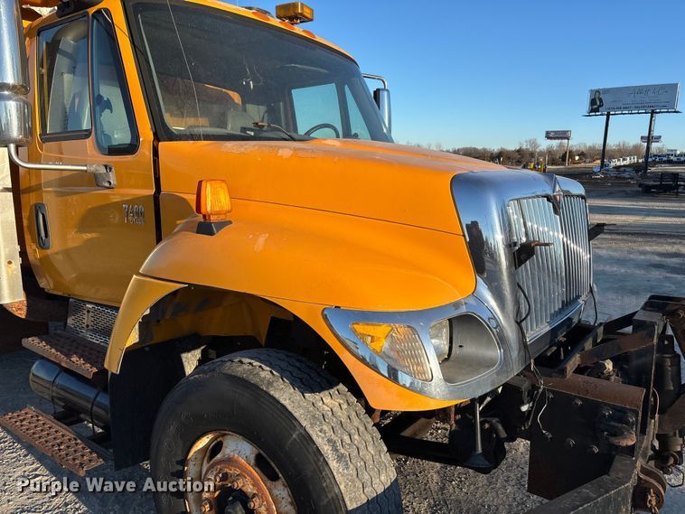 image for item FB2992 2005 International 7400 dump truck