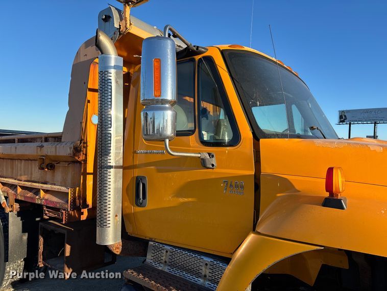 image for item FB2992 2005 International 7400 dump truck