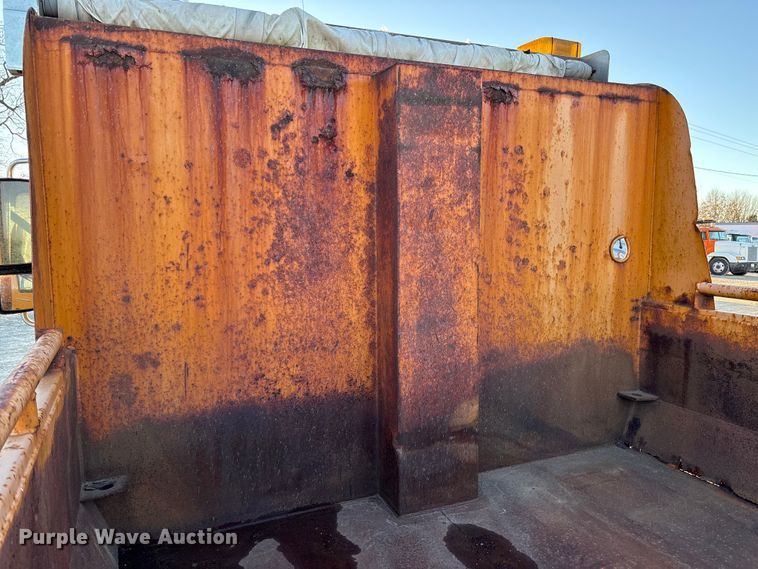 image for item FB2992 2005 International 7400 dump truck