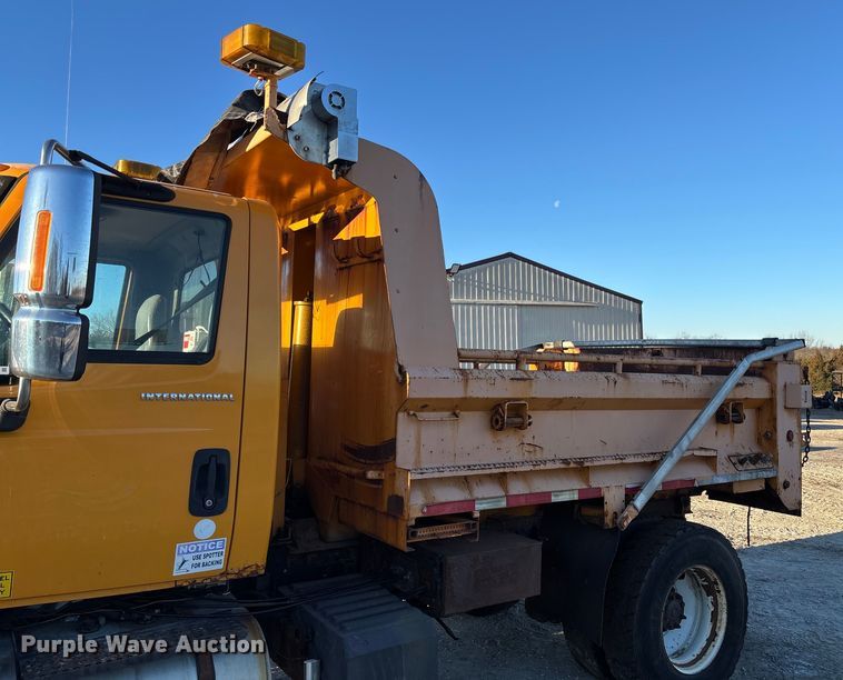 image for item FB2992 2005 International 7400 dump truck