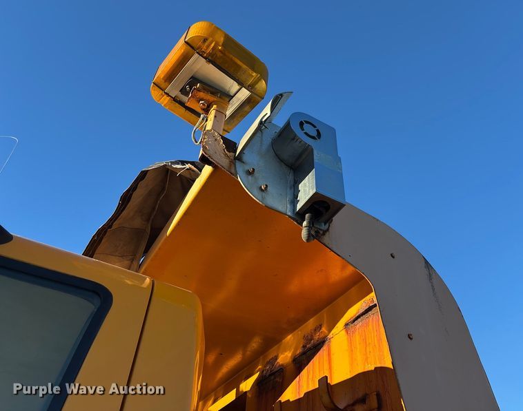 image for item FB2992 2005 International 7400 dump truck