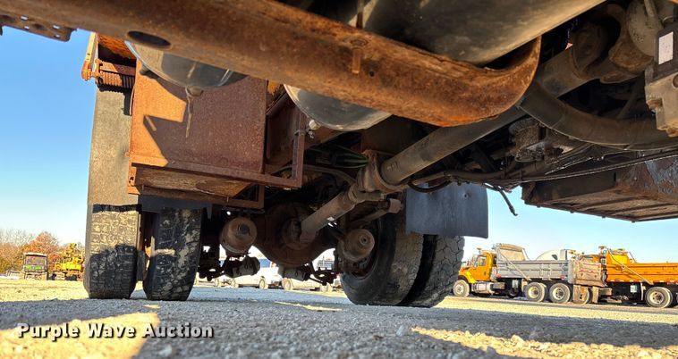 image for item FB2992 2005 International 7400 dump truck