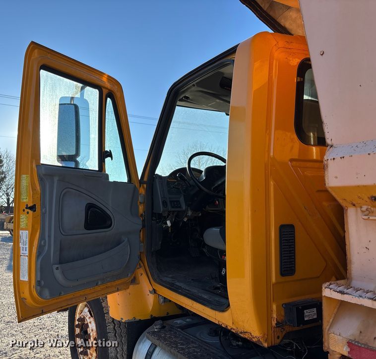 image for item FB2992 2005 International 7400 dump truck