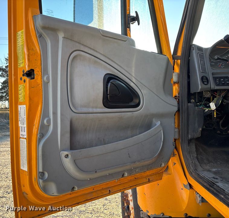 image for item FB2992 2005 International 7400 dump truck