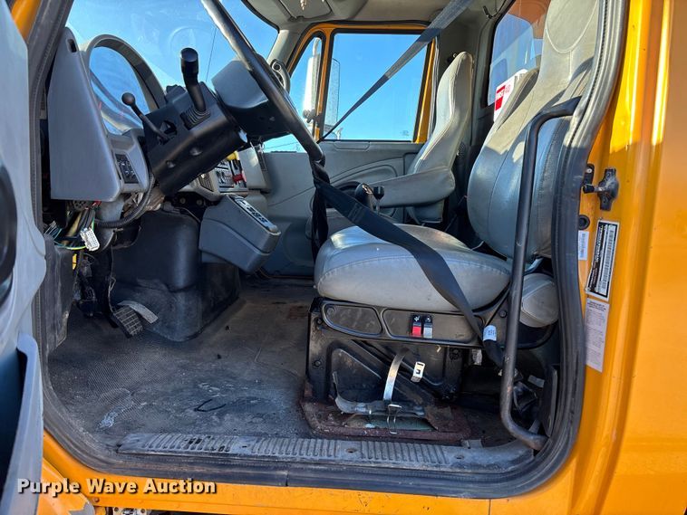 image for item FB2992 2005 International 7400 dump truck