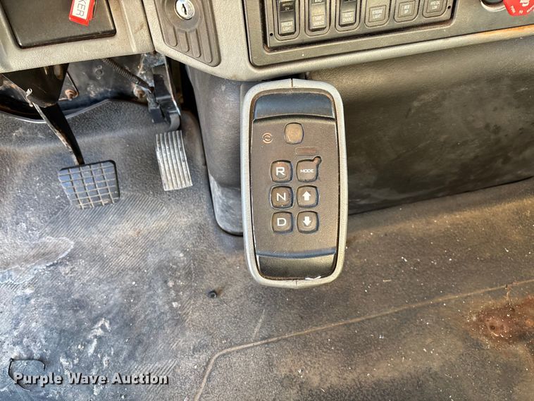 image for item FB2992 2005 International 7400 dump truck