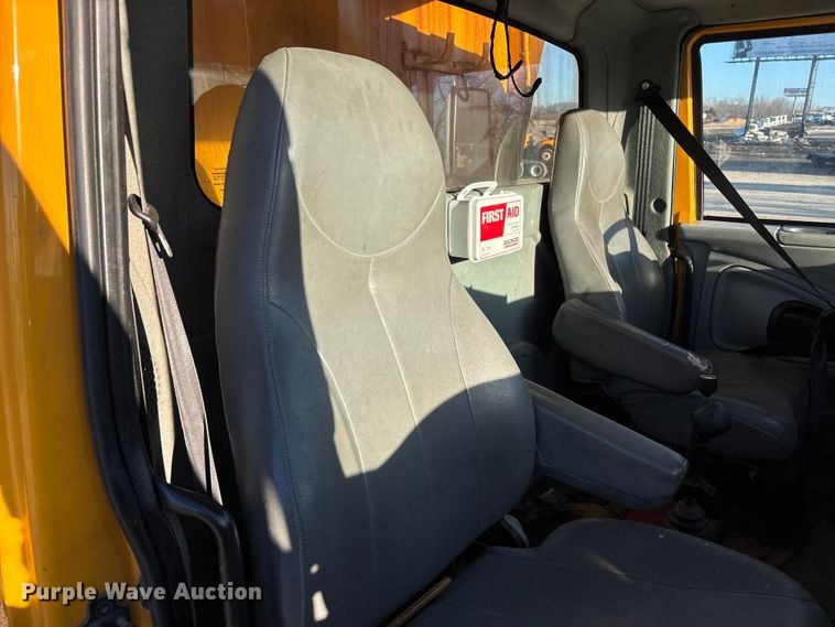 image for item FB2992 2005 International 7400 dump truck