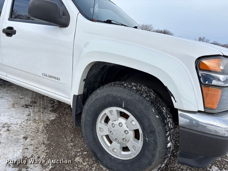 image for item FB3488 2004 Chevrolet Colorado Crew Cab pickup truck