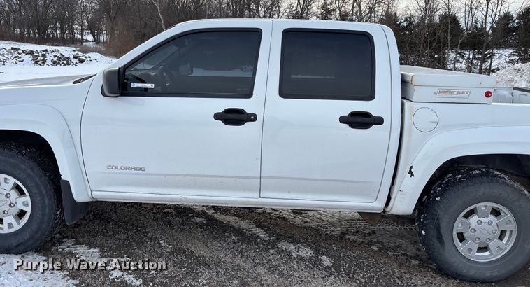 image for item FB3488 2004 Chevrolet Colorado Crew Cab pickup truck