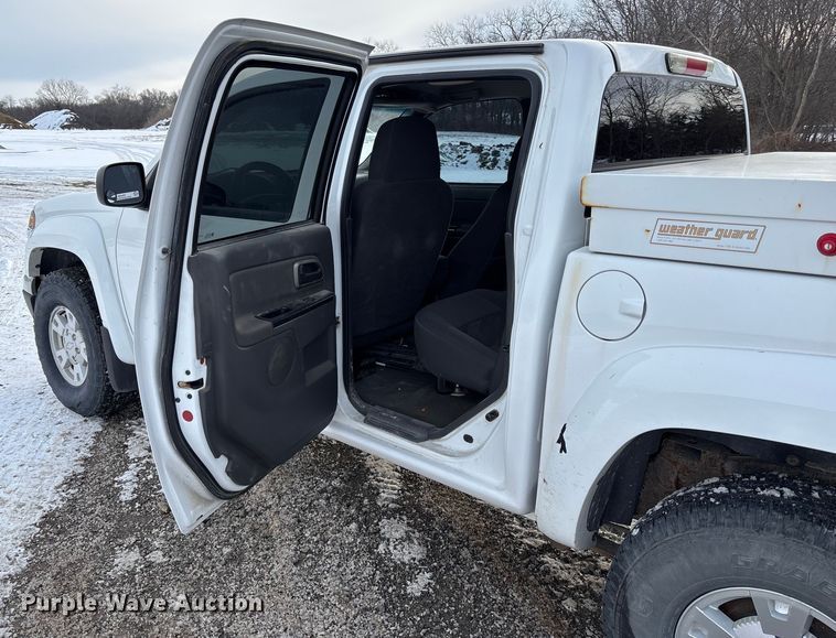 image for item FB3488 2004 Chevrolet Colorado Crew Cab pickup truck