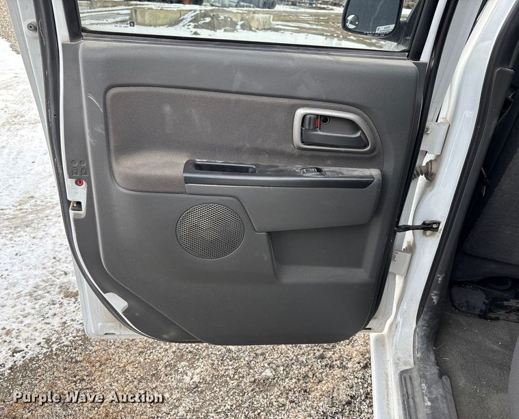 image for item FB3488 2004 Chevrolet Colorado Crew Cab pickup truck