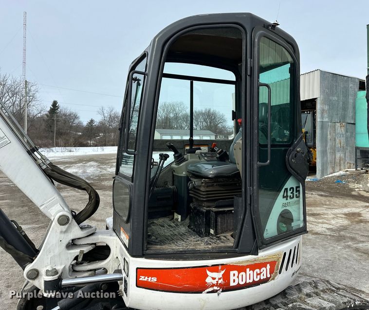 image for item FB3490 2005 Bobcat 435 mini excavator