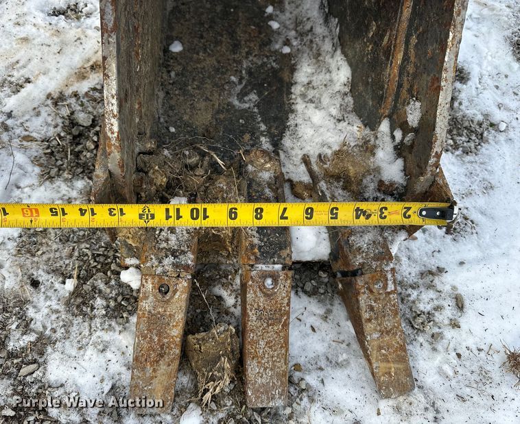 image for item FB3490 2005 Bobcat 435 mini excavator