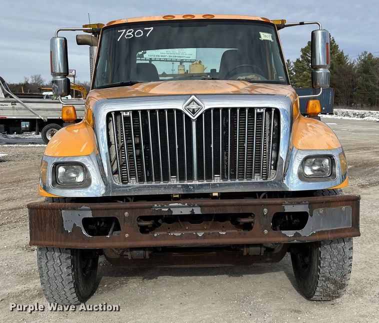 image for item FG0044 2006 International 7400 tank truck