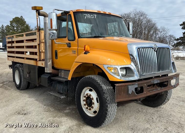 image for item FG0044 2006 International 7400 tank truck