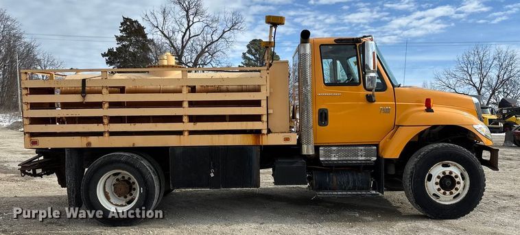 image for item FG0044 2006 International 7400 tank truck