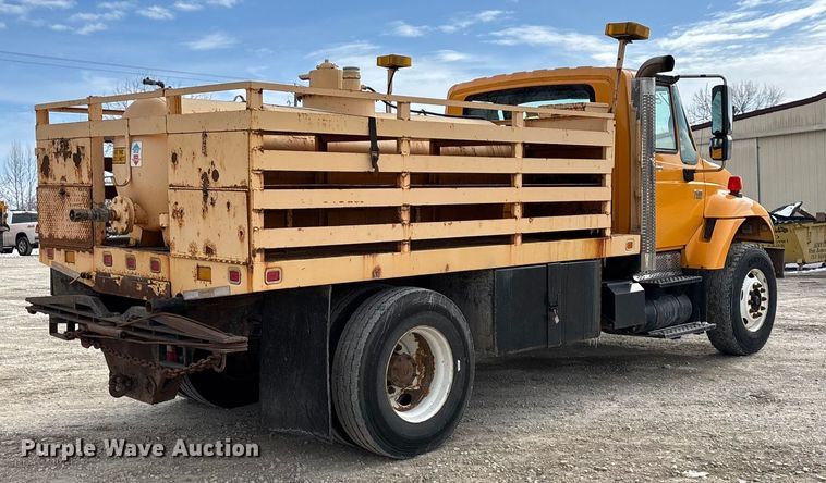 image for item FG0044 2006 International 7400 tank truck