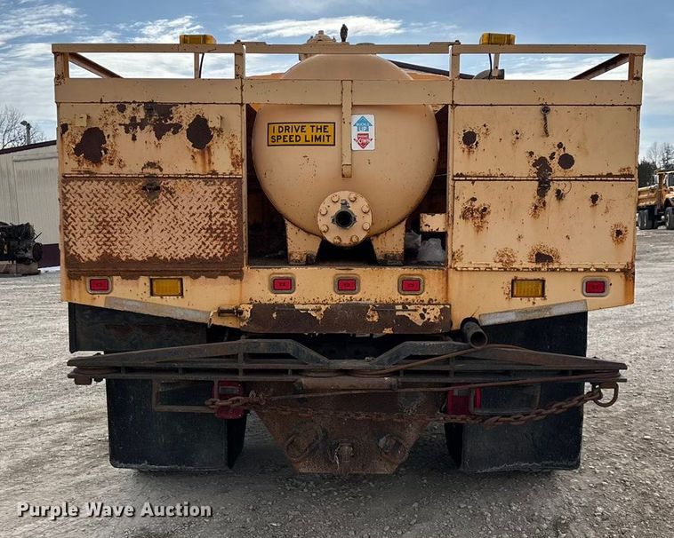 image for item FG0044 2006 International 7400 tank truck