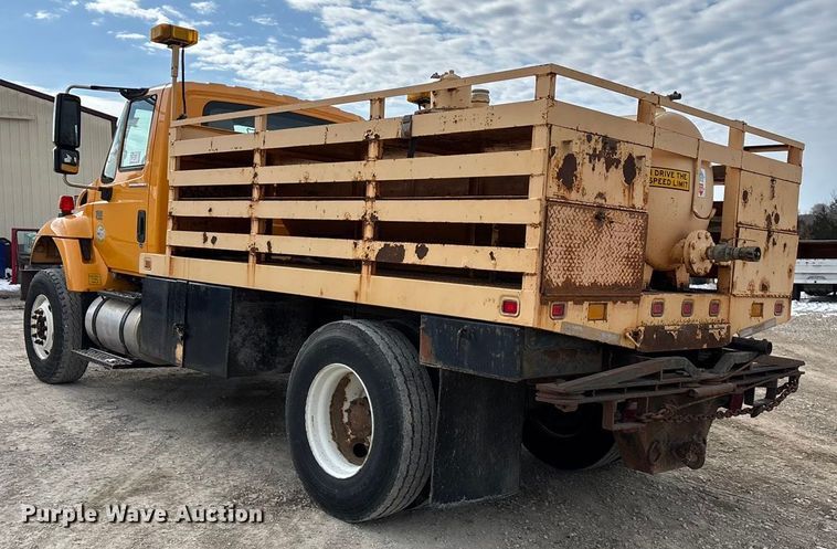 image for item FG0044 2006 International 7400 tank truck