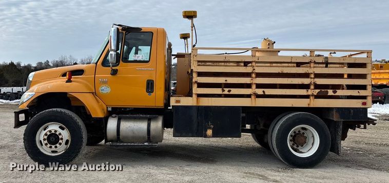 image for item FG0044 2006 International 7400 tank truck