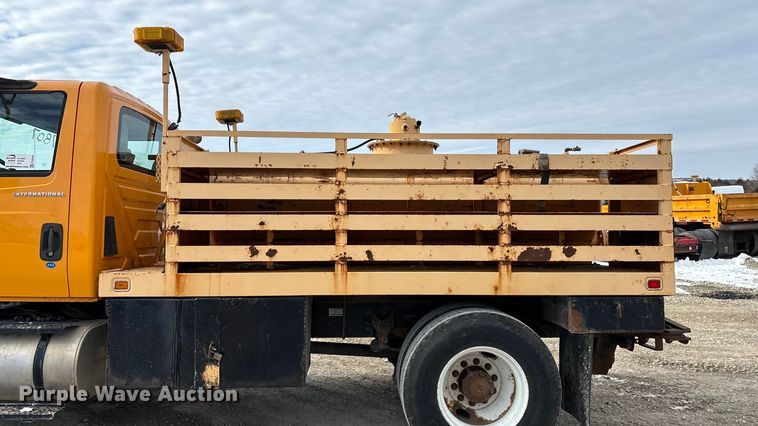 image for item FG0044 2006 International 7400 tank truck