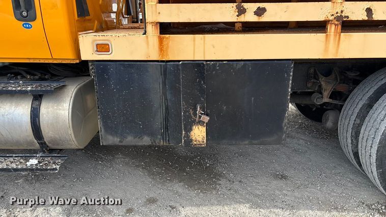 image for item FG0044 2006 International 7400 tank truck