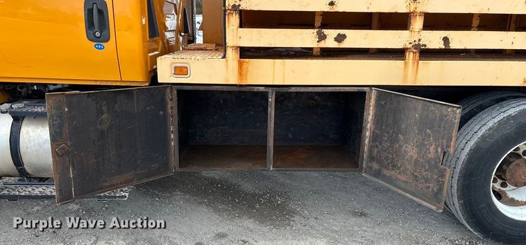 image for item FG0044 2006 International 7400 tank truck