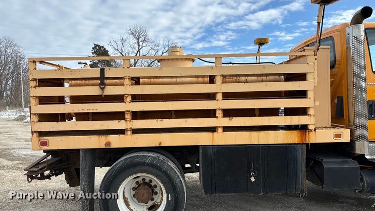 image for item FG0044 2006 International 7400 tank truck