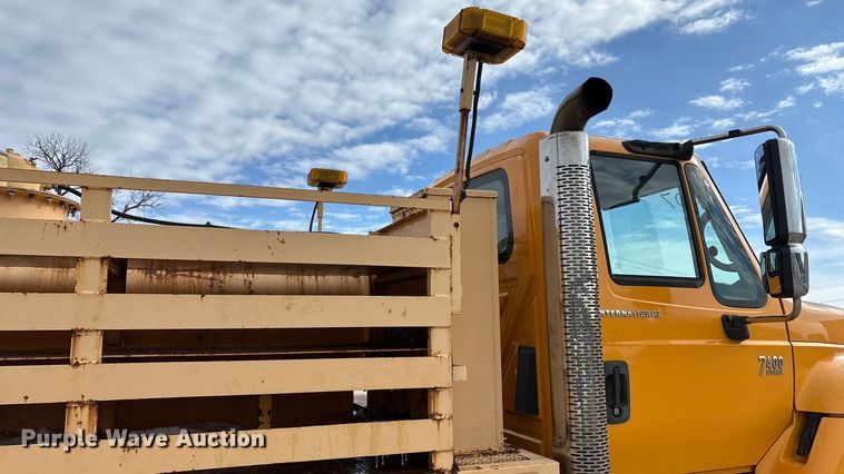 image for item FG0044 2006 International 7400 tank truck