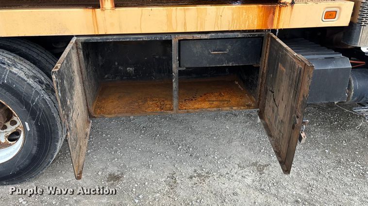 image for item FG0044 2006 International 7400 tank truck