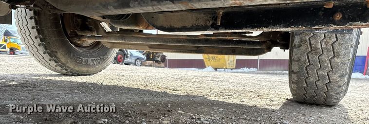 image for item FG0044 2006 International 7400 tank truck