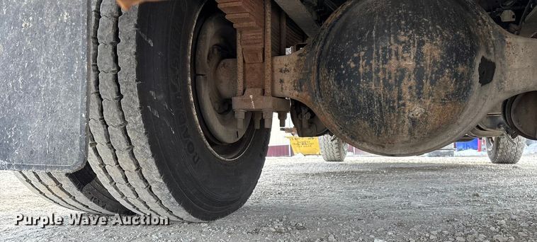 image for item FG0044 2006 International 7400 tank truck