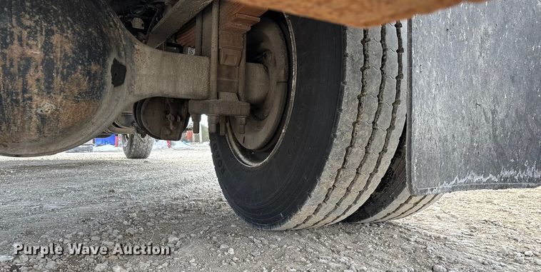 image for item FG0044 2006 International 7400 tank truck