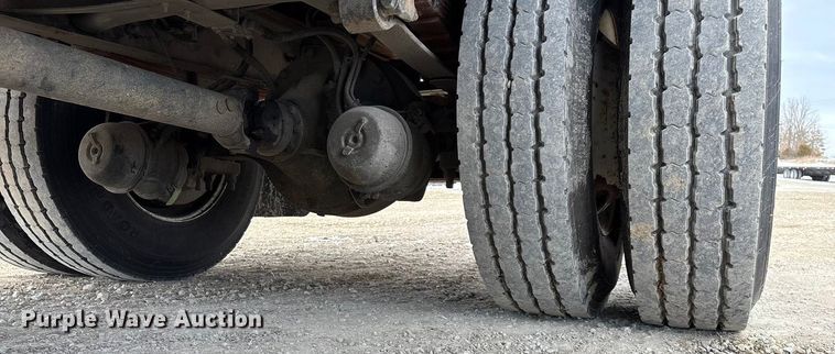 image for item FG0044 2006 International 7400 tank truck