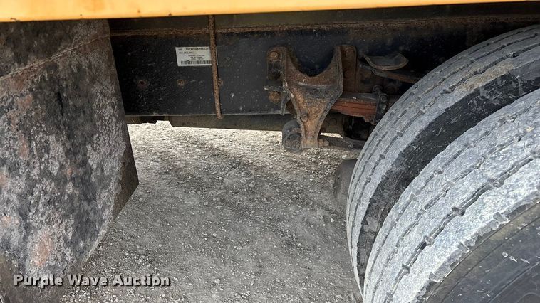 image for item FG0044 2006 International 7400 tank truck