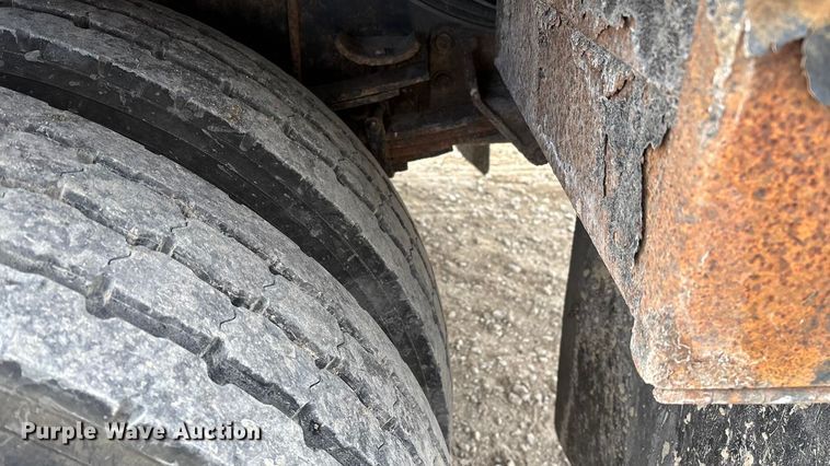 image for item FG0044 2006 International 7400 tank truck