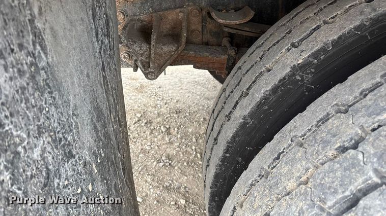 image for item FG0044 2006 International 7400 tank truck