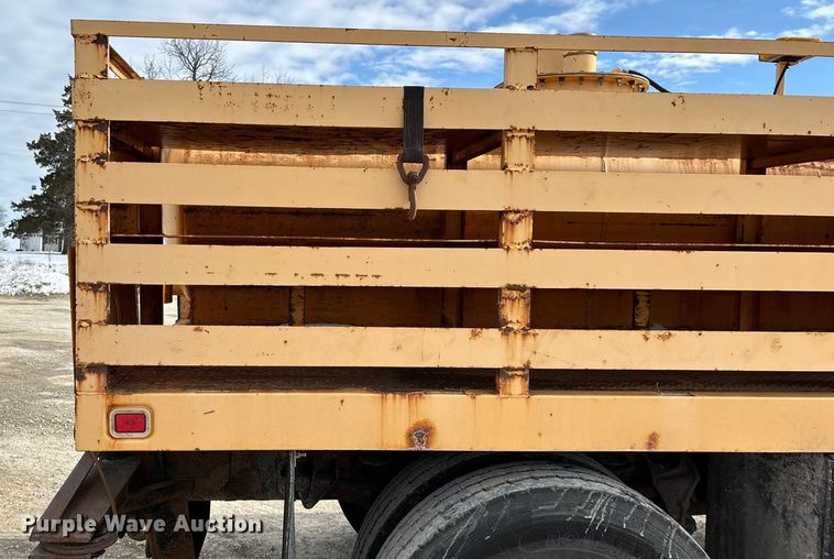 image for item FG0044 2006 International 7400 tank truck