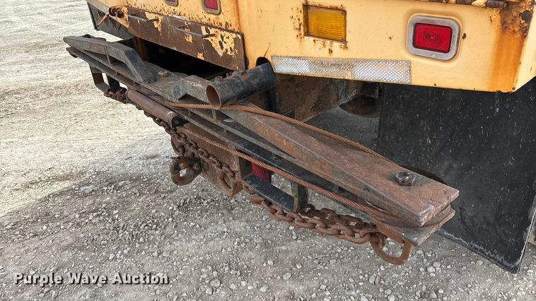 image for item FG0044 2006 International 7400 tank truck