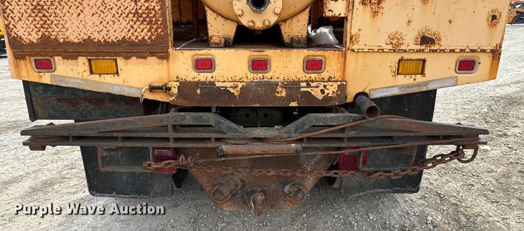 image for item FG0044 2006 International 7400 tank truck