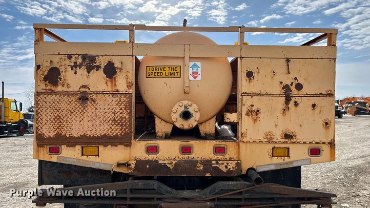 image for item FG0044 2006 International 7400 tank truck