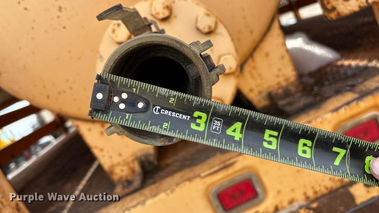 image for item FG0044 2006 International 7400 tank truck