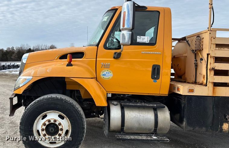 image for item FG0044 2006 International 7400 tank truck